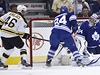 eský hokejista Bostonu Bruins David Krejí a hrái Toronta Maple Leafs Michail Grabovskij (uprosted) a branká James Reimer