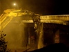 Obí hydraulické nky demolují most v noci na 4. kvtna v ulici Ke Garáím v Praze 4 nad praskou Jiní spojkou. 