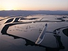 výcarský solární letoun Solar Impulse po peletu USA úspn pistál ve Phoenixu v americkém stát Arizona. 