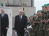 Prezident Zeman prochází ped nastoupenou jednotkou.