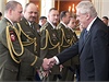 Prezident Zeman u píleitosti Dne vítzství jmenoval do funkce pt nových generál.
