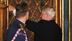 Prezident Milo Zeman odemyká komoru s eskými korunovaními klenoty.