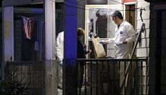 FBI prohledává d�m, ve kterém byly dívky v�zn�ny. 