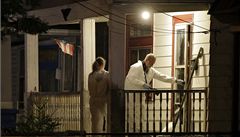 Vy�et�ovatelé vstupují do domu, ve kterém únosce v�znil dívky. 