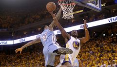 Basketbalista Golden State Warriors Carl Landry (vpravo) a Wilson Chandler z Denveru Nuggets