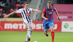 Fotbalista eských Budjovic Petr Benát (vlevo) a David Limberský z Plzn