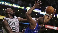 Basketbalista New Yorku Knicks Raymond Felton (vpravo) a Kevin Garnett z Bostonu Celtics