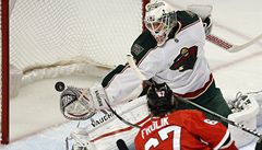 eský hokejista Chicaga Blackhawks Michael Frolík skóruje do sít brankáe Minnesoty Wild Joshe Hardinga