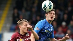 Fotbalista Sparty Ond�ej �vejdík (vlevo) a Renato Keli� z Liberce