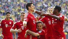 Fotbalista Bayernu Mnichov Mario Gómez (uprost�ed) slaví gól