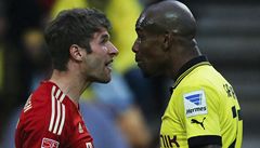 Fotbalista Bayernu Mnichov Thomas Müller (vlevo) a Felipe Santana z Borussie Dortmund