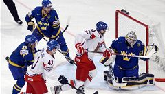 �védsko - �eská republika. Zprava �védský branká� Jhonas Enroth, �eský úto�ník Tomá� Hertl, �védský obránce Staffan Kronwall, �eský úto�ník Jan Ková� a �védský obránce Elias Fälth