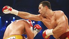 Italský boxer Boxer Francesco Pianeta (vlevo) a Ukrajinec Vladimir Kli�ko