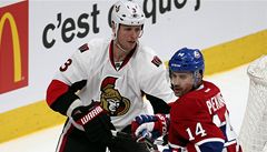eský hokejista Montrealu Canadians Tomá Plekanec (vpravo) a Marc Methot z Ottawy Senators