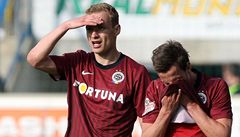 Smutní fotbalisté Sparty Praha Ji�í Jaro�ík (vlevo) a Mat�j Hyb� 
