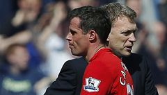 Trenér fotbalist Evertonu David Moyes (vpravo) a Jamie Carragher  z Liverpoolu