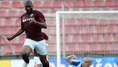 Sparta Praha - Mladá Boleslav. Útoník Sparty Léonard Kweuke (vlevo)