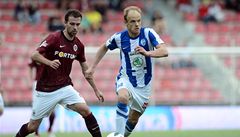 Sparta Praha - Mladá Boleslav. Záloník Sparty Josef Hubauer (vlevo) a záloník Boleslavi David Jarolím