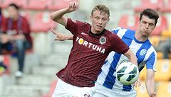 Sparta Praha - Mladá Boleslav.  Záloník Sparty Ladislav Krejí (vlevo) a záloník Boleslavi Ondej Kúdela