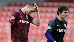 Sparta Praha - Mladá Boleslav. Obránce Sparty Ji�í Jaro�ík (vlevo) a branká� Marek �ech na konci zápasu