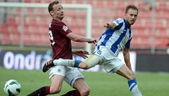 Sparta Praha - Mladá Boleslav. Obránce Sparty Ji�í Jaro�ík (vlevo) a zálo�ník Boleslavi Jan �tohanzl
