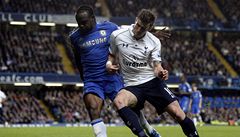 Fotbalista Chelsea Victor Moses (vlevo) a Gareth Bale z Tottenhamu