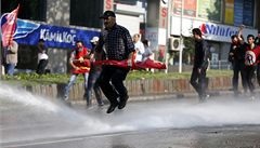Svět slaví první máj. Řekové stávkují, Turci se poprali s policií