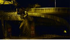 Obí hydraulické nky demolují most v noci na 4. kvtna v ulici Ke Garáím v Praze 4 nad praskou Jiní spojkou. 
