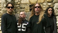 Ve vku 49 let zemel kytarista a spoluzakladatel americké metalové kapely Slayer Jeff Hanneman (druhý zprava).