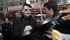 Marilyn Manson podepisuje divákm jejich kytary.
