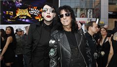 Na pedvn cen Golden Gods awards dorazili i Marilyn Manson s Alice Cooperem.