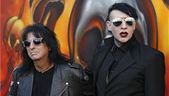 Na pedvn cen Golden Gods awards dorazili i Marilyn Manson s Alice Cooperem.