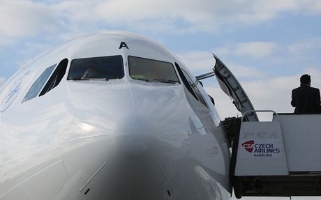 Airbus A 330 - 300, kter maj esk aerolinie pronajat od Korean Air, je 12 let star letoun s doletem pesahujcm 10 000 kilometr.