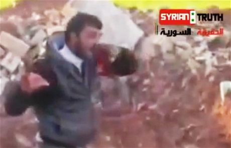 Syrský rebel pojídá srdce vojáka Baára Asada. 