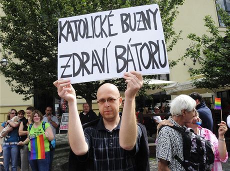 Martin C. Putna v roce 2011 na Gay pride s transparentem.
