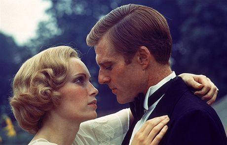 Robert Redford a Mia Farrow si zahrli v hlavnch rolch ve filmu Velk Gatsby z roku 1974.
