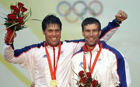 Zlatý jachta z olympiády v Pekingu brit Andrew Simpson (vlevo) a stíbrný krajan Iain Percy