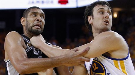 Basketbalista Golden State Warriors Andrew Bogut (vpravo) a Tim Duncan ze San Antonia Spurs 