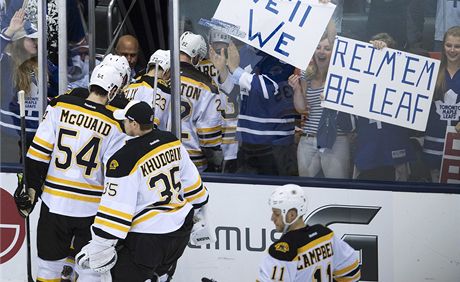 Smutní hokejisté Bostonu Bruin opoutjí led 
