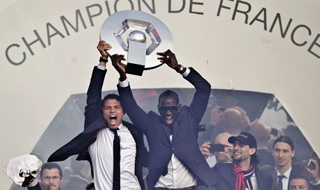 Fotbalisté Paris St. Germain Thiago Silva (vlevo) a Mamadou Sakho slaví titul ve francouzské lize