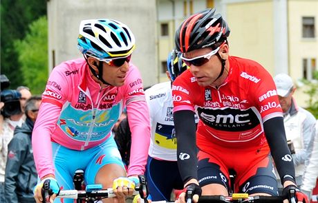 Italský cyklista Vincenzo Nibali (vlevo) a Australan Cadel Evans