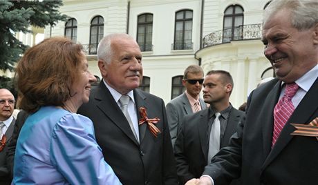 Livia Klausová se zdraví s prezidentem Miloem Zemanem. Uprosted Václav Klaus. Seli se na ruské ambasád.