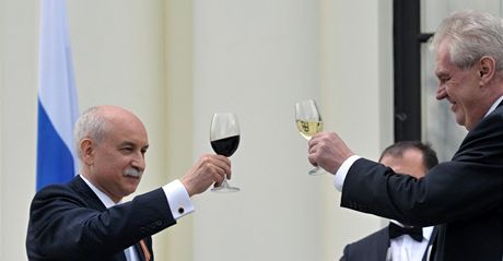 Milo Zeman pi slavnostním pípitku. Vlevo je ruský velvyslanec v R Sergej Kiseljov. 