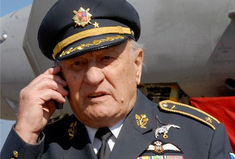 Ve vku 95 let zemel v noci na nedli generál ve výslub a bývalý vojenský stíhací pilot britské královské letky RAF Zdenk karvada z Ostravy.