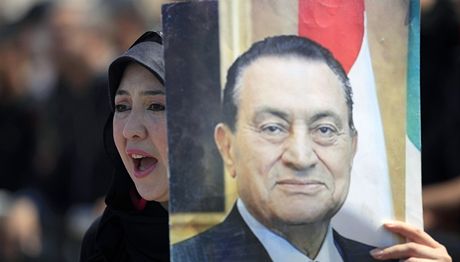 Píznivci bývalého egyptského prezidenta Mubaraka ho pili podpoit k soudu.