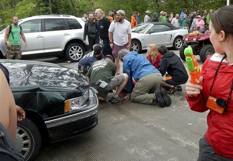 Lidé pomáhají tm, kteí byl sraeni autem pi prvodu bhem oslav Dn Stezky v americkém Damascusu.