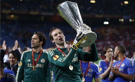 Petr ech s trofejí pro vítze Evropské ligy.