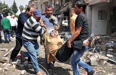 Pi pumových útocích v Turecku u syrské hranice pilo o ivot pes 30 lidí. 