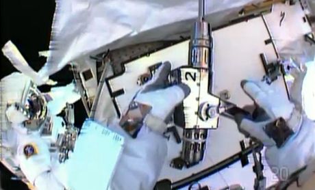 Astronauti bhem výstupu na ISS a vizuální kontroly sdlili, e ádnou závadu nenali.