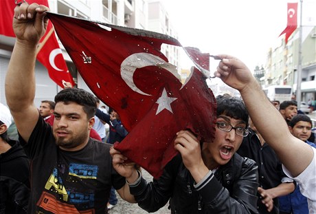 Turci ve mst Reyhanli protestují proti zahraniní politice premiéra Erdogana. 